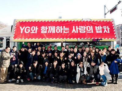 Kafetaria YG Entertainment Bagi-bagi Makanan Gratis Untuk Para Jompo